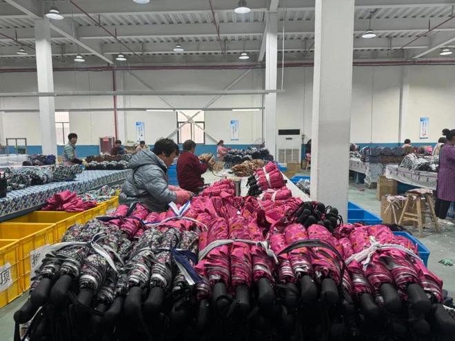 新乡县农村致富探索路 小伞撑起大产业，户外用品销售拓宽增收渠道