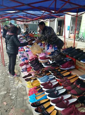 集市地摊上的户外经 一位老摊主的生意门槛论